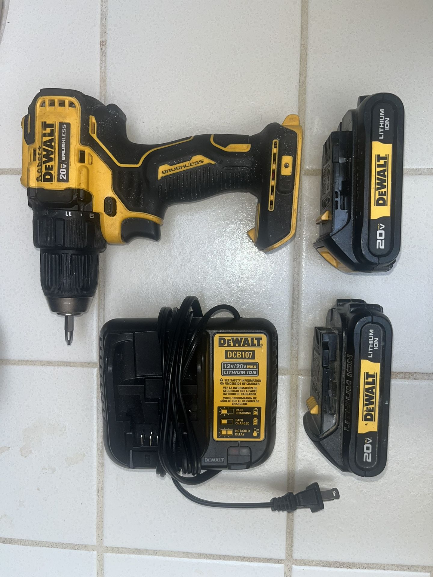 Dewalt Tool Drill W/ Two Batteries ⚒️ 