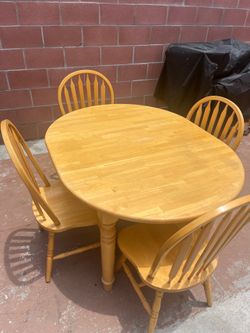 Juego de comedor — Mesa redonda de madera con 4 sillas estilo Windsor. Buen estado. Para 4 personas. Ideal para cocina o comedor pequeño.