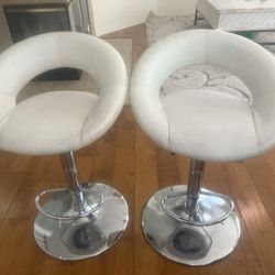 2 Bar Stools 