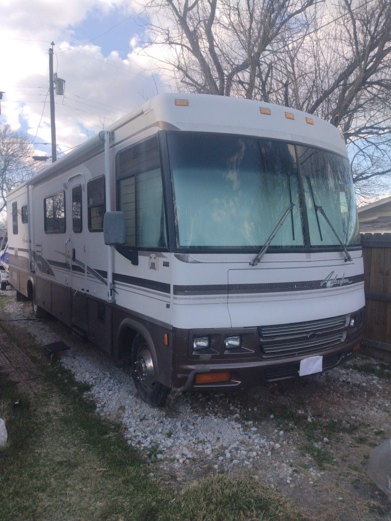 2000 Winnebago Adventure 35B