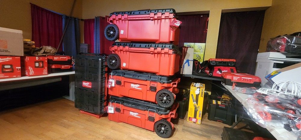 Milwaukee PACKOUT 38INCH ROLLING TOOL BOX