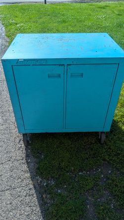 Sun cabinet model c-34 34"wide x 25"deep x 34" tall 2 shelf 4 swivel casters it has a snap on logo but it's not it's Sun electrical corporation