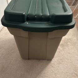 Rubbermaid Storage Bin with Lid