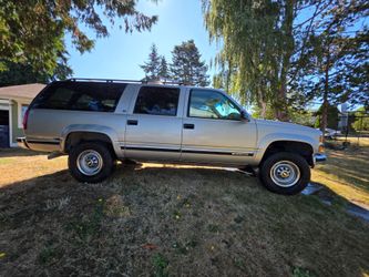 Chevrolet Suburban 2500 Full-Size SUV