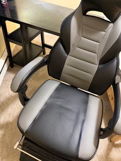 gaming chair and desk