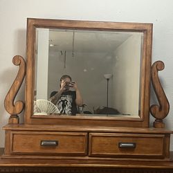 DRESSER WITH DETACHABLE MIRROR