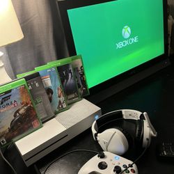 Xbox One With Controller And Headset 