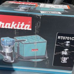 The product is a Makita RT0701CX3 1-1/4 HP Compact Router Kit. 