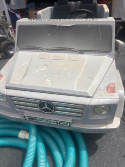Kids ride on Mercedes car