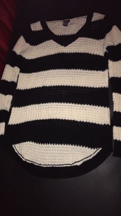 Rue 21 Black & White sweater low back Price:$5 Size:M