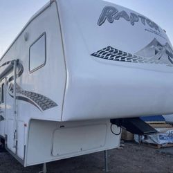 2005 Keystone Raptor Toy Hauler / Fifth Wheel/ Rv/ Travel Trailer 