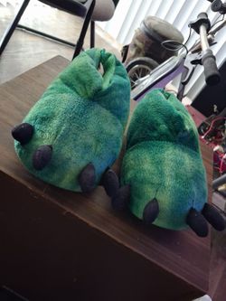 Size 8/9 super cute todler monster claw slippers.