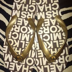 MICHAEL KORS Jet Set Rubber Flip Flops 