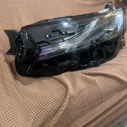 Headlight for Camry 2025 The glass is clean and has no scratches...it only has one broken leg as seen in the photos $300