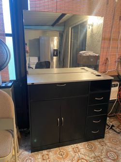 Salon styling station with mirror and storage