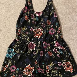 Like new adorable women’s size small printed romper with pockets. Smoke free home. 