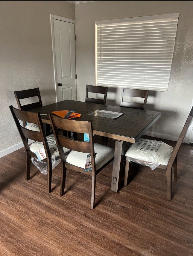 6 Seater Dining Table - Extendable