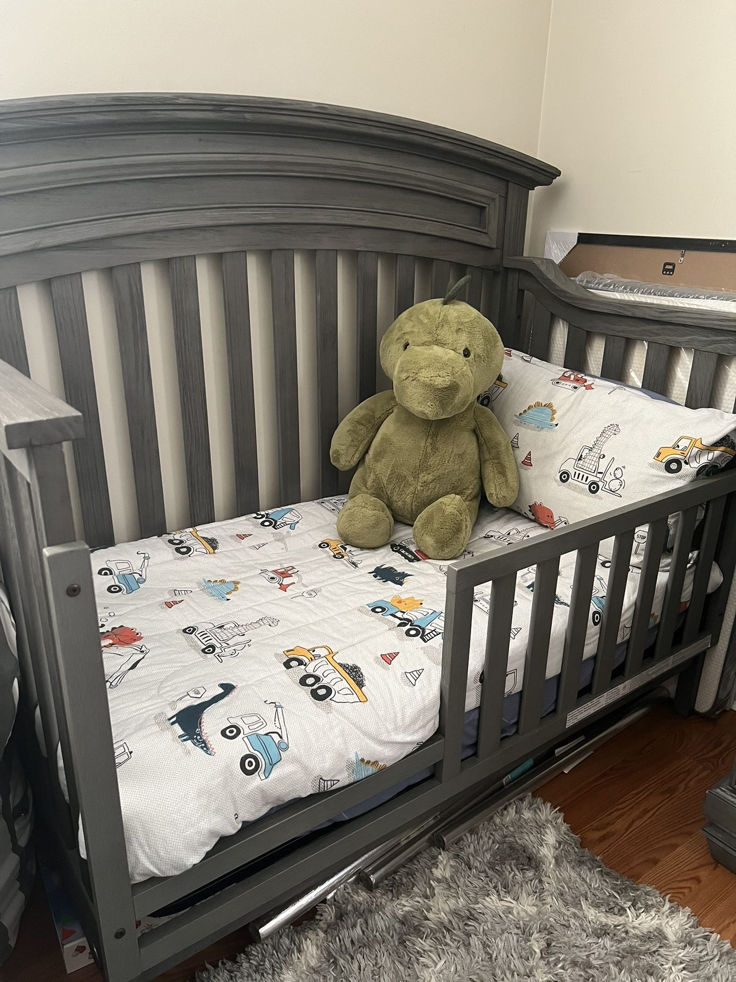 Oxford Baby Richmond 4-in-1 Convertible Crib ( 2 Available)