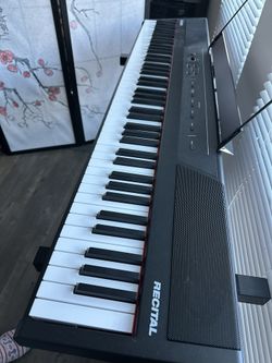 Alesis Recital – 88 Key Digital Piano Keyboard with Semi Weighted Keys, 2x20W Speakers, 5 Voices, Split, Layer and Lesson Mode, FX and Piano Lessons