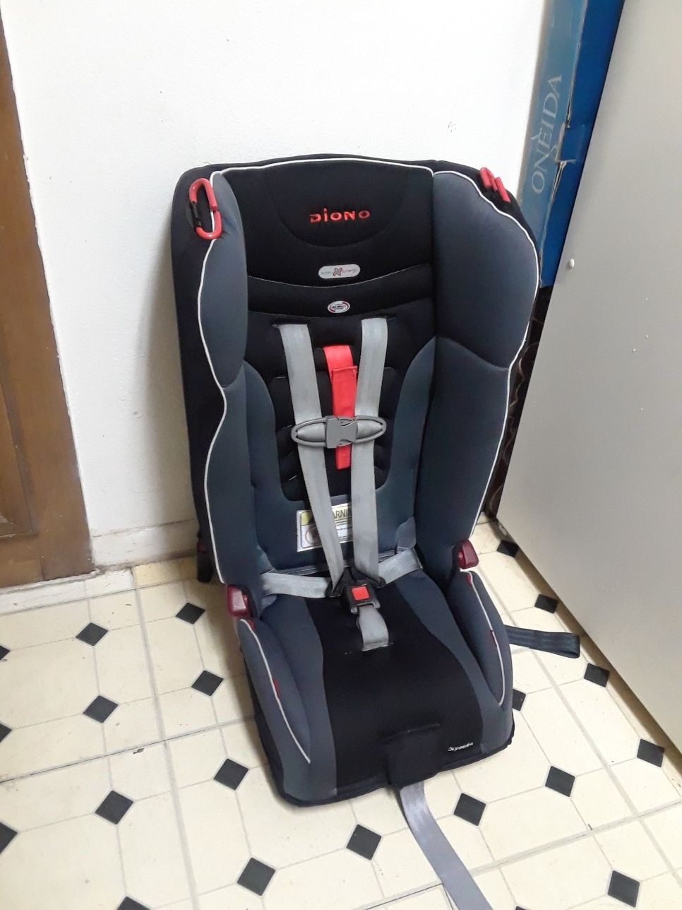 DIONO CAR SEAT. IN GREAT CONDITION
