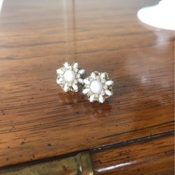 Snowflake Star Flowers White With Faux Diamonds Stud Earrings c. 2011 Banana Republic 