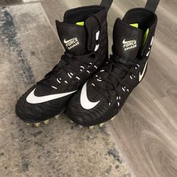 FOOT BALL SHOES SIZE/ 8.5