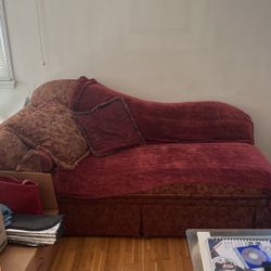 Burgandy Fabric Setee  No Tears  Like New 