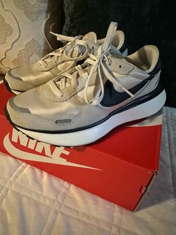 Women Nike Phoenix Waffle ( Size8)