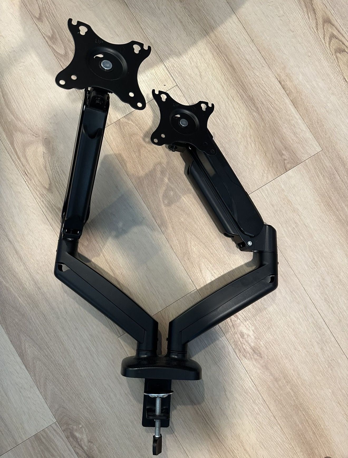 MOUNTUP Dual Monitor Arm – Fits up to 32” – Gas Spring – VESA Mount – Great Condition