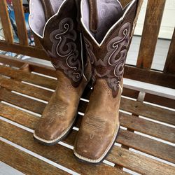 Women’s Square Toe Ariat boots Size 8
