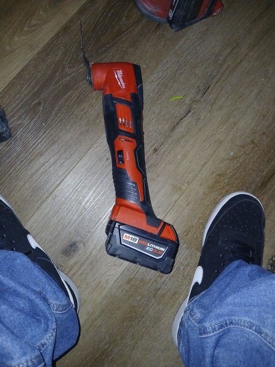 Milwaukee M18 Multitool W/battery 