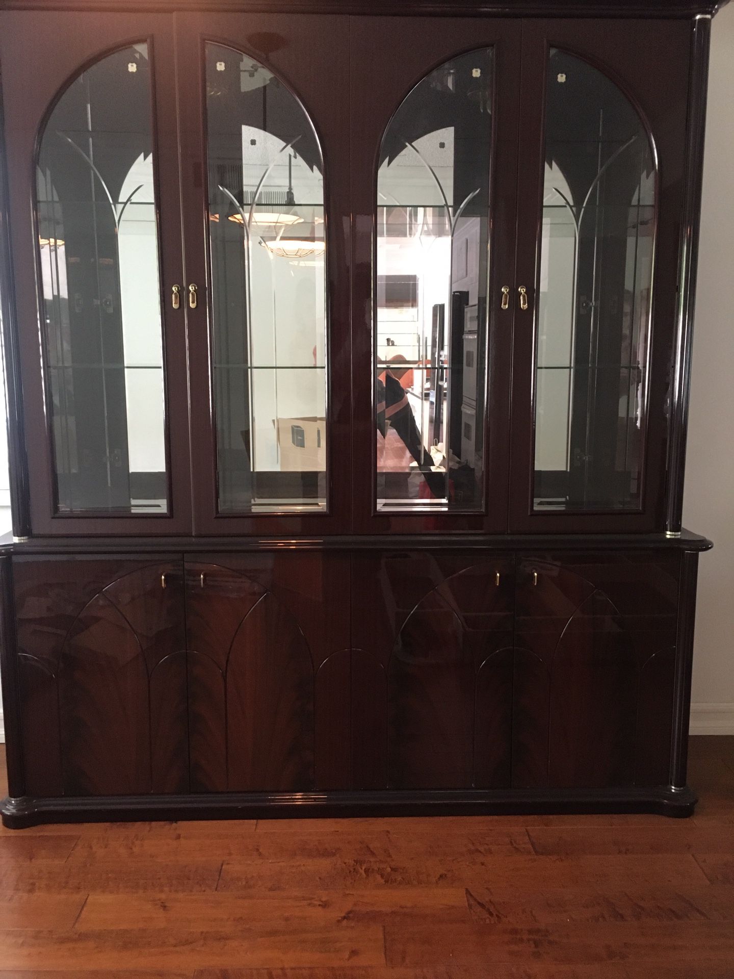 LIKE NEW-Traditional Antique glass cabinet.