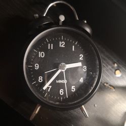 MINISO plastic clock like new