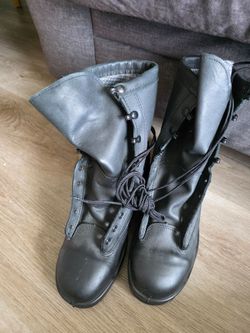 Vibram boots size 8