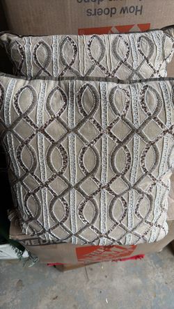 2 decorations pillows