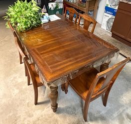 Beautiful Wood Table w/ 6 Original Chairs *Very Good Condition