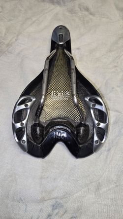 Fi’zi:k Aliante Carbon TwinFlex Road Bike Saddle – Titanium Rails