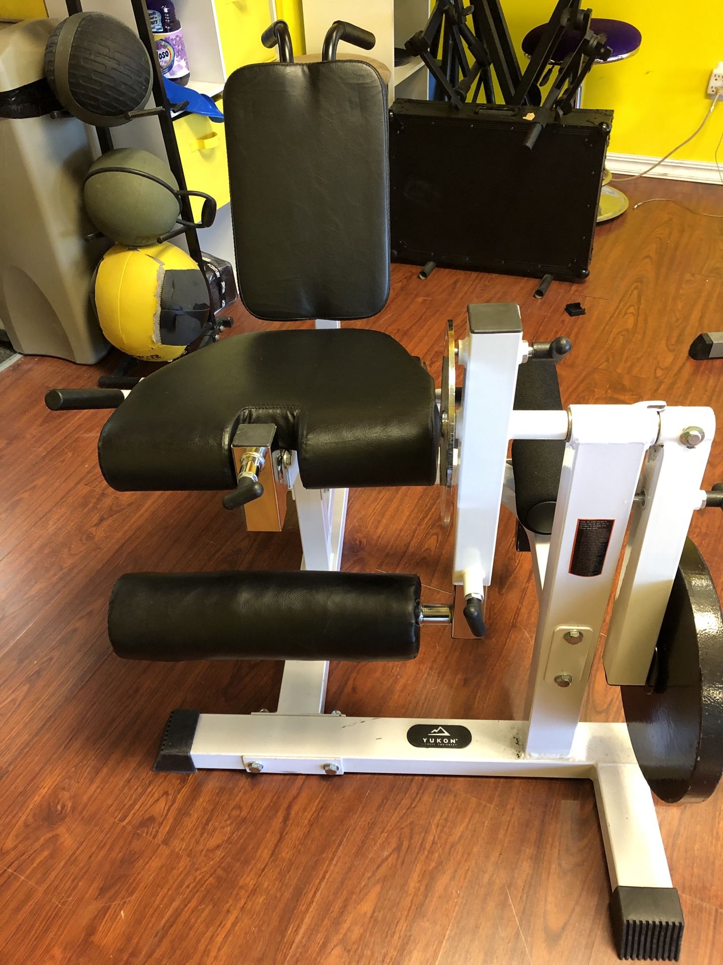 Yukon leg extension / leg curl machine