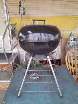 Portable Dome Style BBQ Charcoal Grill. (Clean)