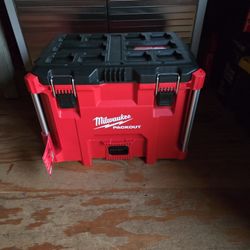 MILWAUKEE XL PACKOUT 