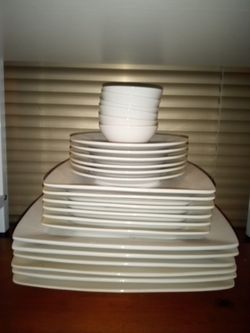 42 Piece Dish Set