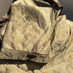 Beautiful Queen Comforter And 2 Shams $10. Set