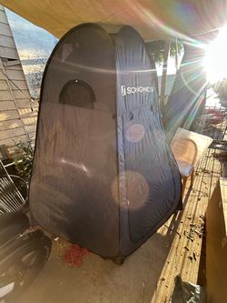 Portable pop up privacy tent