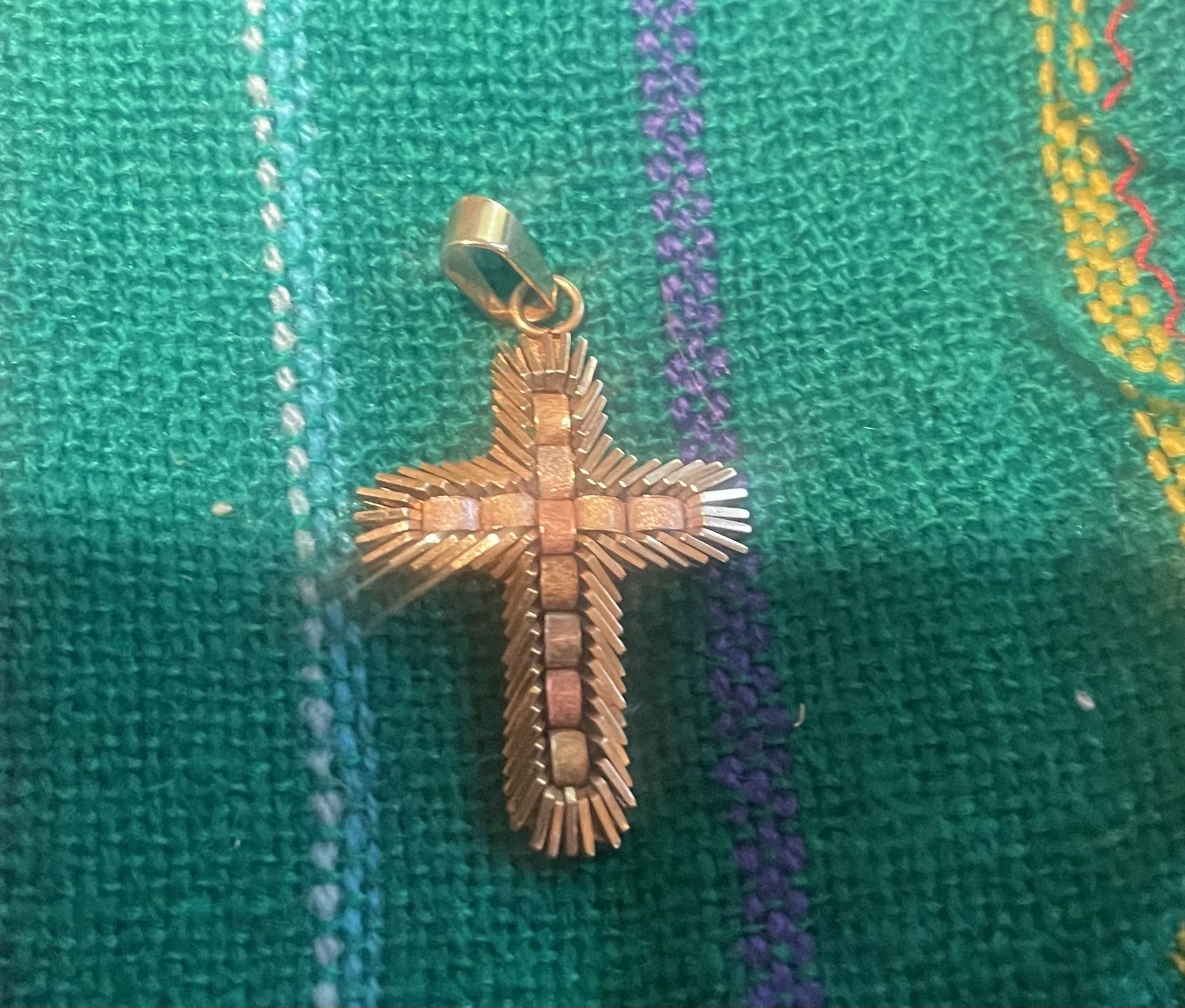 ✝️✝️✝️ GOLD - 14K - CROSS - MEXICO ✝️✝️✝️ Gold Accents Mexico 3 grams including Apy: 51g" wide Marked: Mexico 14 K Veny Unique Cross