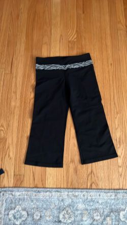 Lululemon cropped black yoga pants size 6