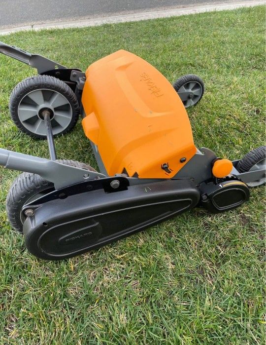 Fiskars Push Mower