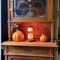 1900's Hutch 2 Piece With Beautiful Stained Glass 