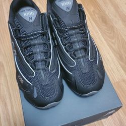 New Balance 1000 Black Size 5.5 Women/4 Men