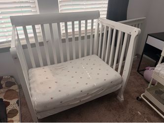 Mini crib and mattress