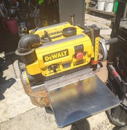 DeWalt DW735 thickness planer. Good condition and includes everything shown in the pictures.

$500 or best reasonable offer.

Pickup near Shorewood/Jo